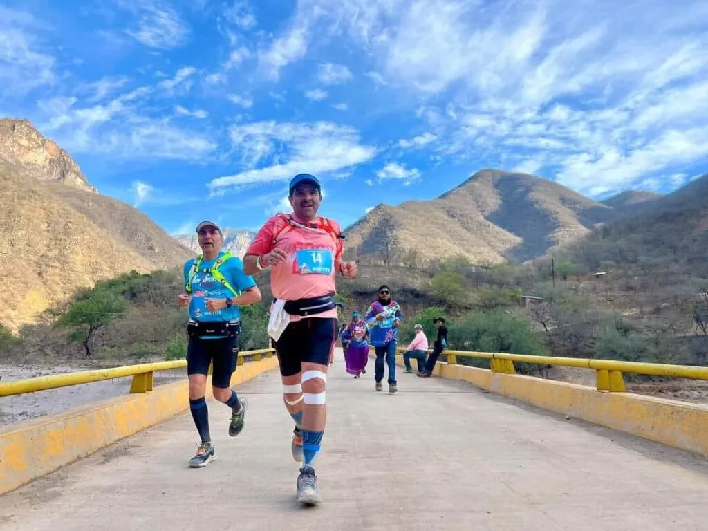 Ultra Maratón Caballo Blanco 2025 - Corredores en Acción